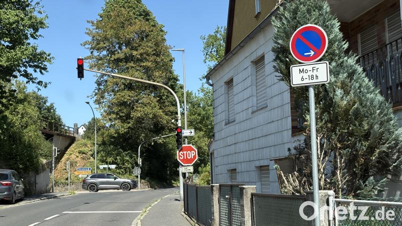 Hier endet im Philosophenweg das zeitlich eingeschränkte Halteverbot Richtung Nürnberger Straße. Danach darf generell nicht mehr geparkt werden, weil dort der Ampelbereich beginnt. Bild: Joachim Gebhardt