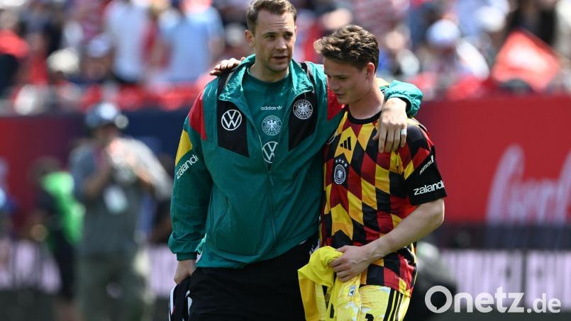 Der eine war Nationaltorwart, der andere will es werden: Manuel Neuer (l) und Jonas Urbig. (Archivbild) Bild: Federico Gambarini/dpa