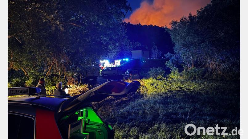 Feuerwehrleute können den Brand, der seit Dienstagabend wütet, nur mit großer Mühe löschen. Bild: Stephan Fricke/NEWS5/dpa