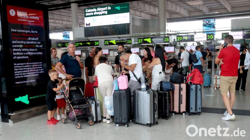 Reisende sitzen weiter fest. Bild: Davide Anastasi/LaPresse via ZUMA Press/dpa