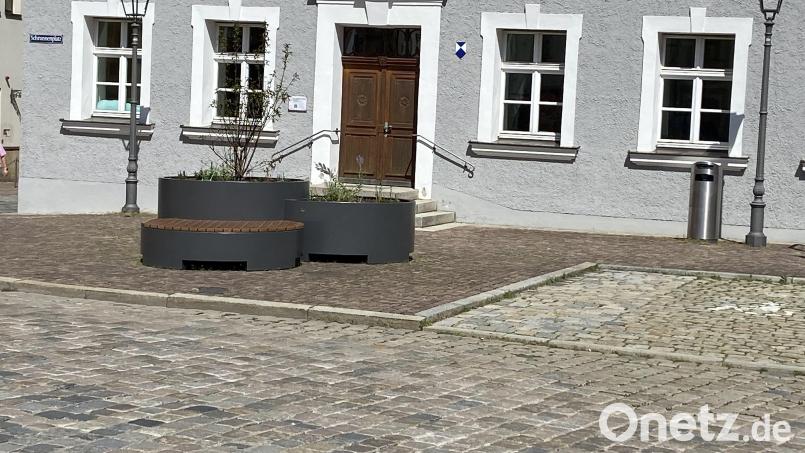 Der Amberger Schrannenplatz bei 32 Grad im Schatten. Niemand will sich bei dieser Temperaturen auf das neue Sitzmöbel in der prallen Sonne setzen. Bild: Andreas Ascherl