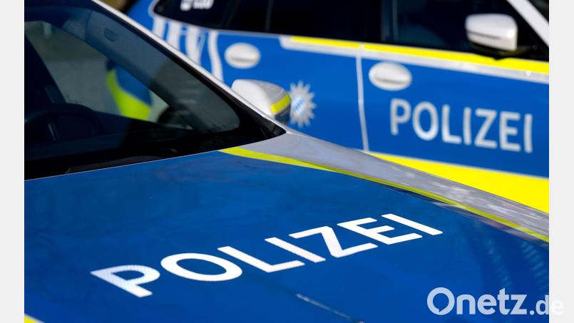 Die Polizei hat in Regensburg einen Mann bei der geplanten Übergabe von Bargeld und Schmuck nach einem sogenannten Schockanruf festgenommen. (Symbolbild) Bild: Sven Hoppe/dpa