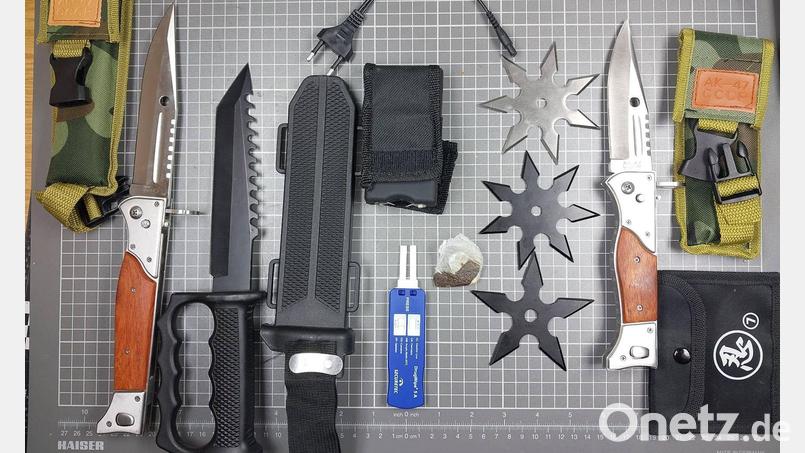 Mehrere Waffen und Drogen fanden die Ermittler bei den beiden Teenagern. Bild: -/Bundespolizeiinspektion Waldmünchen /dpa