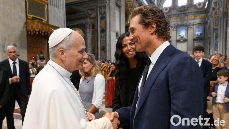 Oscar-Preisträger Matthew McConaughey gab Papst Leo XIV. im Petersdom die Hand. (Archivbild) Bild: Vatican Media/IPA via ZUMA Press/dpa