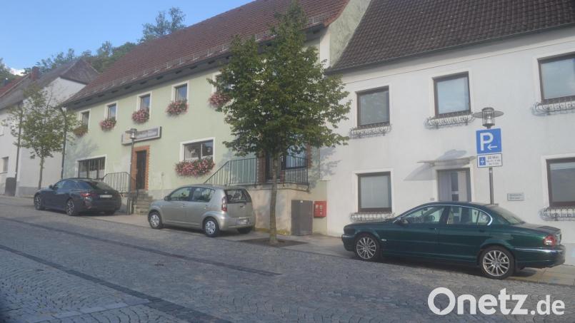 Parkzeitbegrenzungen, wie hier etwa am Marktplatz, werden oftmals in Parkstein nicht eingehalten Bild: Ernst Frischholz