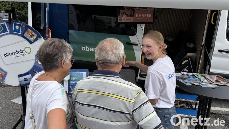 Bei Redaktion on Tour können Leser wie hier in Schwarzenfeld mit Mitarbeitenden von Oberpfalz-Medien ins Gespräch kommen und Fragen stellen. Der nächste Halt ist Schönsee. Archivbild: sbö
