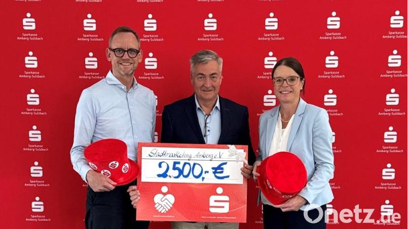 Vorstandsvorsitzender Thomas Pickel, Geschäftsführer des Stadtmarketing Amberg e.V. Thomas Eichenseher und Vorstandsmitglied Sonja Kalb (von links) freuen sich über den Ausbau der Kooperation. Bild: Katrin Hirsch