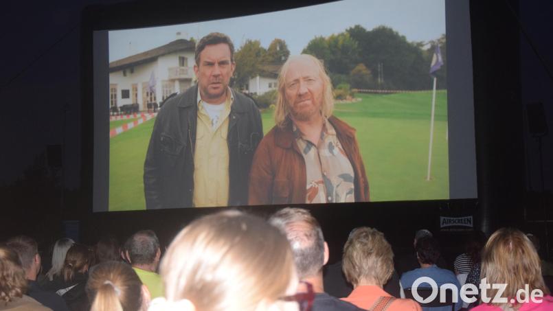 Der Ebenhofer-Franz und sein Freund Rudi auf der Leinwand beim ersten Open-Air-Kino in Weiden bei der Vorpremiere des Films "Steckerlfischfiasko". Bild: Ernst Frischholz