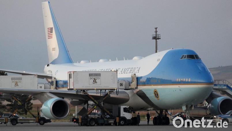 In einem Catering-Container wurde Trump in eine andere Maschine gebracht. (Archivbild) Bild: Alex Brandon/AP/dpa