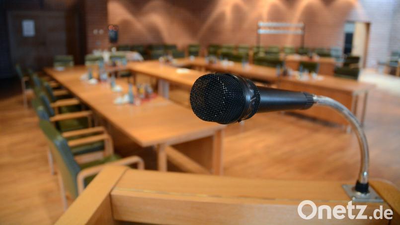 Das alte Mikrofon am Rednerpult im Weidener Rathaussaal hat ausgedient. Seit Mai sind mobile Tischmikrofone für jeden Stadtrat aufgestellt. Sie gehören den Betreibern der Max-Reger-Halle. Archivbild: Gabi Schönberger