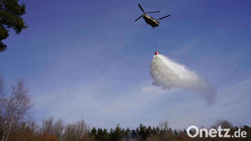 Im Ernstfall helfen auf dem Übungsplatz auch US-Militärhubschrauber beim Löschen. Das Bild von dem A CH-47 Chinook-Helikopter stammt von einer Übung aus dem April 2026. Archivbild: Ella Haendel/US-Armee