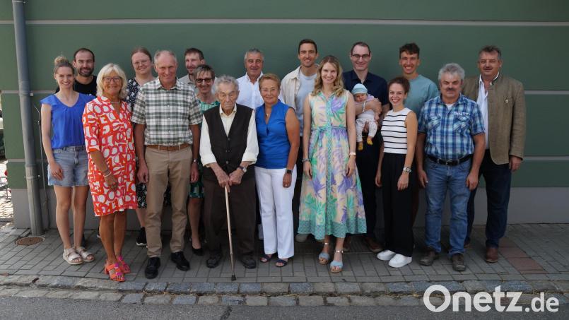 Johann Sorgenfrei (Mitte) feierte zusammen mit seinen Kindern, Enkelkindern und Urenkeln den 98. Geburtstag und ist damit der älteste Bürger der Gemeinde Schönsee, wozu ihm Bürgermeister Reinhard Kreuzer und 3. Bürgermeister Josef Fleißer (von rechts) gratulierten. Bild: Elfriede Weiß