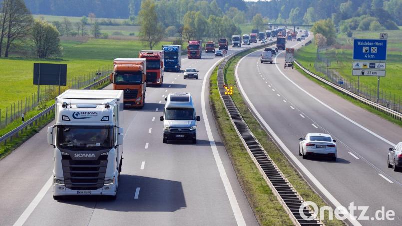 Der Verkehrsverband VDV lehnt den vermehrten Einsatz von sogenannten Lang-Lkw in Deutschland ab. (Archivbild). Bild: Soeren Stache/dpa
