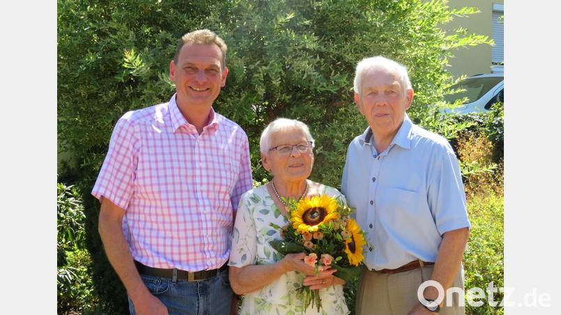 Bürgermeister Ernst Schicketanz überbrachte Maria und Michael Stangl die Glückwünsche zur Eisernen Hochzeit. Bild: Johann Adam