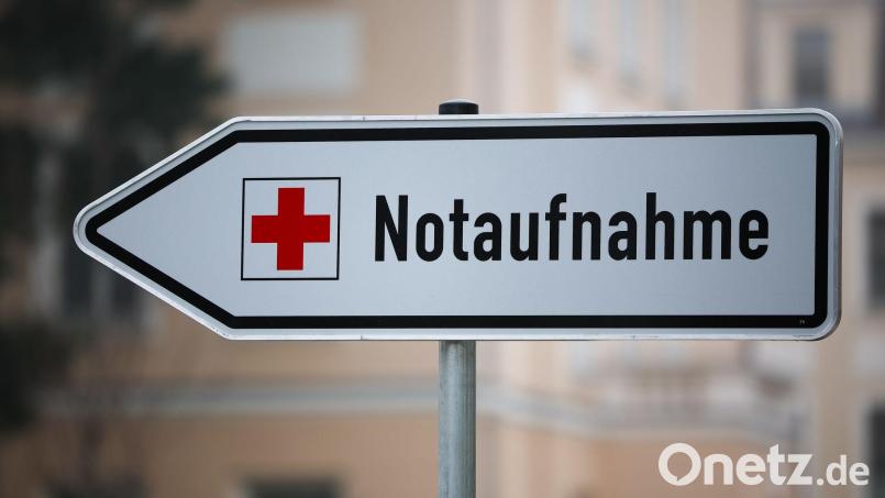 Sanitäter bringen den Rollerfahrer in ein Krankenhaus. (Symbolbild) Bild: Jan Woitas/dpa