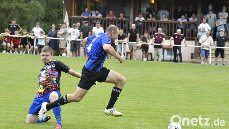 Tim Rupprecht (rechts) vom FC Edelsfeld entwischte in der Vorwoche dem Königsteiner Torhüter Jannik Brunner und schob in dieser Szene unbedrängt zum 2:0 für seine Mannschaft ein. Ob die SpVgg Schirmitz diesem Tempo gewachsen sein wird? Bild: Hubert Ziegler