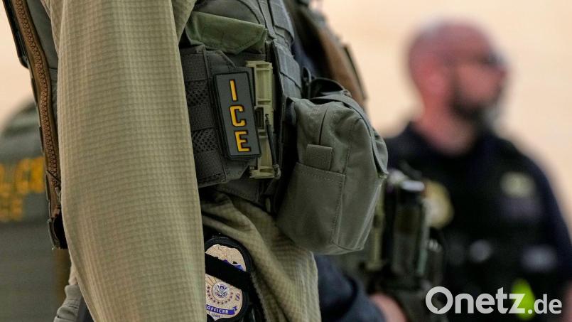Die US-Einwanderungsbehörde ICE plant die Anschaffung von Elektroschock-Handschuhen. (Archivfoto) Bild: Angelina Katsanis/AP/dpa