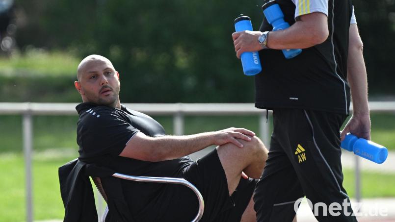 Erkan Kara sitzt am Samstag erstmals auf der Trainerbank des FC Amberg. Bild: Thomas Schneider