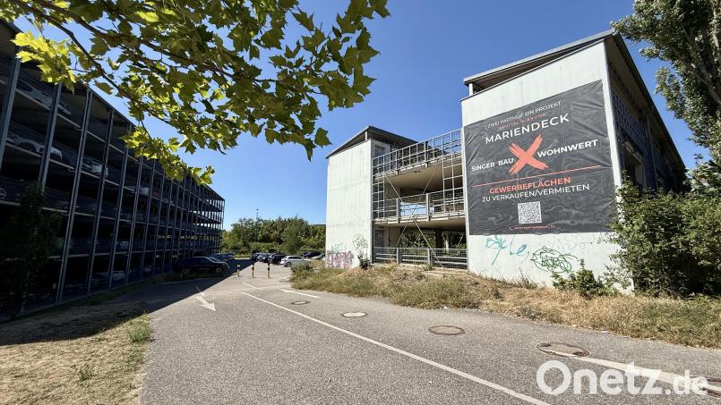 Das alte Parkdeck an der Marienstraße (rechts) wird teilweise abgerissen. Ein neuer Gebäudekomplex entsteht. Bild: upl