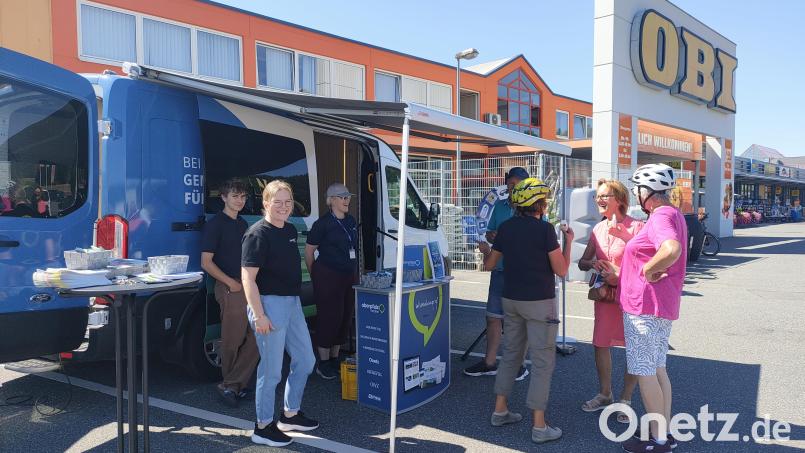 Bei „Redaktion on Tour“ in Pressath nutzen viele Leser die Chance, Mitarbeiter von Oberpfalz-Medien kennenzulernen und ihre Kritik und Anregungen zu äußern. Bild: Lisa Sebald