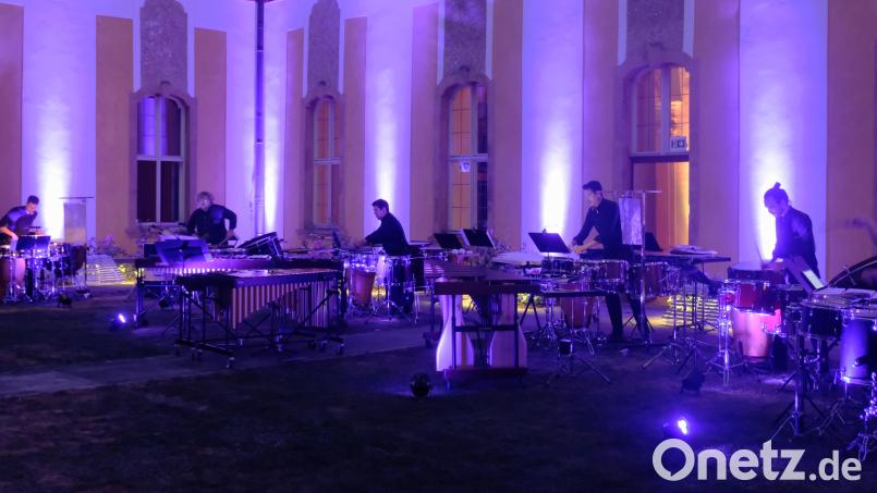 Einen musikalischen Aufbruch in die Zukunft wagte die Christian Benning Percussion Group bei einem Open-Air-Konzert in Speinshart im Rahmen des Festivals junger Künstler Bayreuth. Bewusst setzte das Ensemble auf wenig Kunstlicht, um die Sicht auf die Sterne nicht zu stören. Bild: Robert Dotzauer