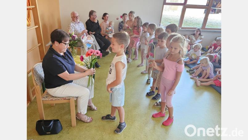 Die Kinder verabschiedeten die langjährige Kita-Leiterin Manuela Scharnagl mit Blumen und Liedern. Bild: Helena Andes