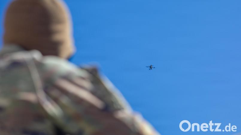 Ein US-Soldat hat eine Drohne entdeckt – hier bei einer Übung auf dem Truppenübungsplatz Hohenfels. Symbolbild: Capt. John Stephens/US Army