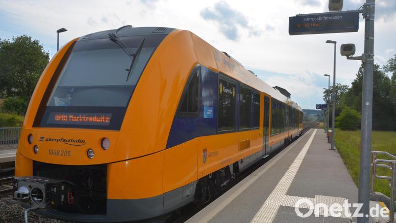Die Bahnstrecke zwischen Marktredwitz und Schwandorf ist ab Montag, 17. August, für eine Woche gesperrt. Ersatzbusse werden eingesetzt. Archivbild: wüw