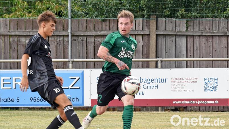 Der SV Mitterteich (rechts Johannes Zintl im Spiel gegen den FC Fichtelgebirge/4:0) empfängt am Freitag die SG Regnitzlosau. Bild: Rudi Gebert