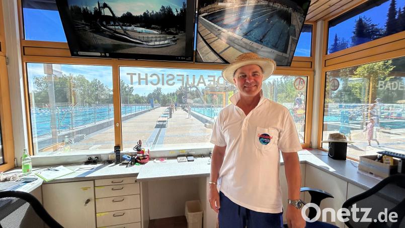 Hier laufen die Fäden der Badeaufsicht zusammen: Betriebsleiter und Schwimmmeister Thomas Struck hat mit seinem Team die Badegäste im und am Becken immer im Blick. Bild: ck
