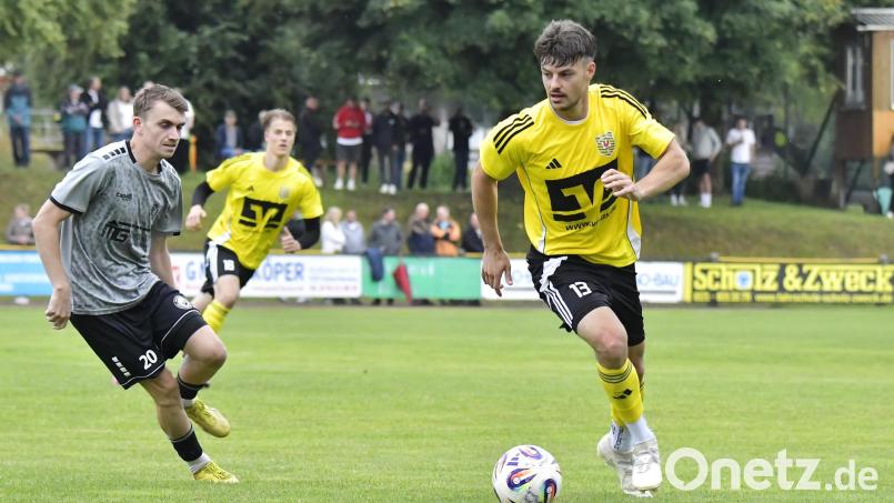 Bastian Freisinger (rechts) vom SV Hahnbach gegen Patrick Stauber von den Sportfreunden Ursulapoppenricht: Zu diesem Duell wird es im Derby der Bezirksliga Nord am Sonntag erneut kommen. Archivbild: Hubert Ziegler