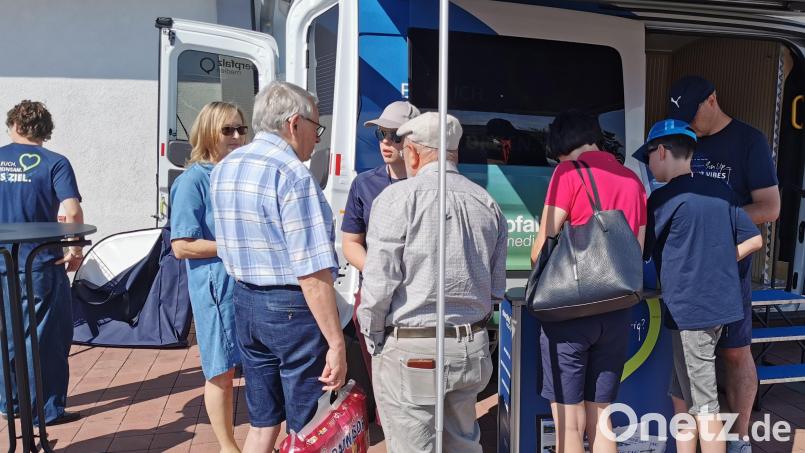 Bei "Redaktion on Tour" ist viel Zeit, in der Leser mit Mitarbeitern von Oberpfalz-Meiden, wie hier auf dem Bild in Schönsee, ins Gespräch kommen können. Am Donnerstag, 20. August, ist der nächste Halt in Vilseck. Bild: Gabi Gilch