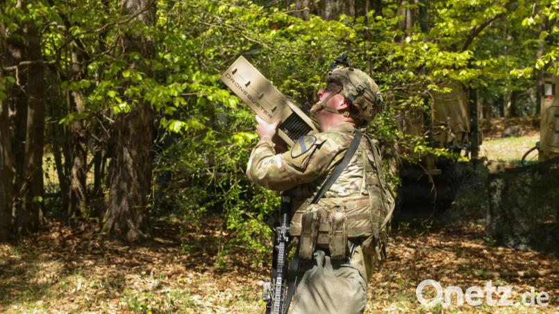 Ein US-Soldat sucht während des Manövers "Combined Resolve" im April 2026 auf dem Truppenübungsplatz Hohenfels nach einer feindlichen Drohne, um diese mit einem "Dronebuster", einem Drohnenabwehrsystem, auszuschalten. Laut eines Berichts des Wall Street Journals ist das während der Übung nicht allzu oft gelungen. Symbolbild: Pfc. Kaleb Lampkin/US Army