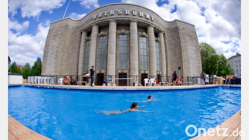 Volksbühne sagt umstrittene Veranstaltung aus Sicherheitsgründen ab. (Archivbild) Bild: Soeren Stache/dpa