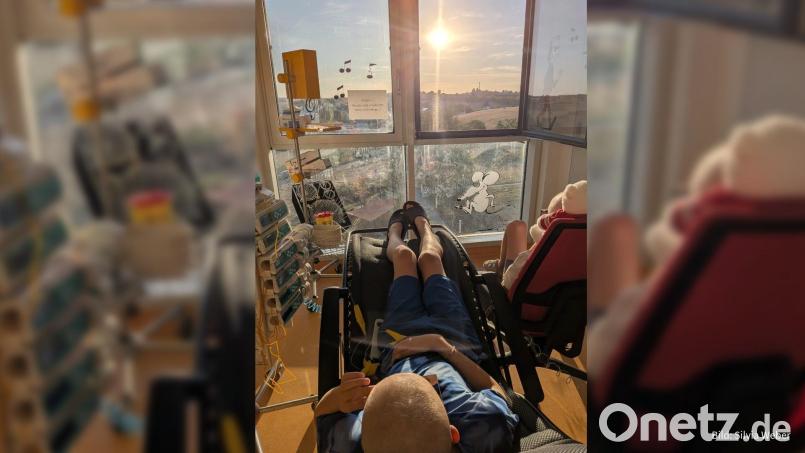 Der an Leukämie erkrankte Valentin Weber wartet am Mittwochabend in einem Krankenzimmer in Regensburg auf die Sonnenfinsternis. Bild: Silvia Weber
