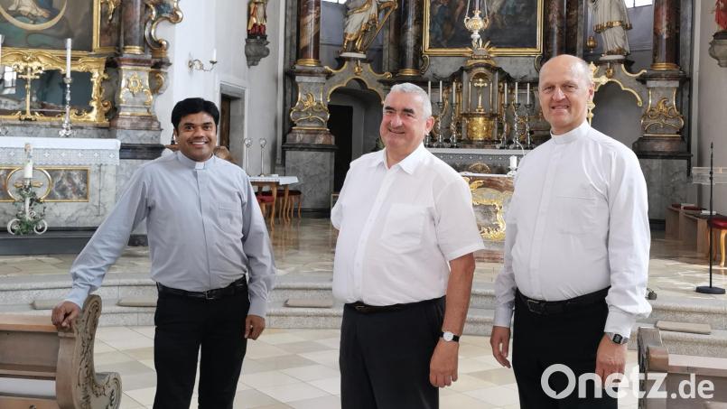Stabwechsel in der Stadtpfarrkirche Oberviechtach: Kaplan Chinna Dola (links) geht ab 1. September nach Burglengenfeld und Pfarrvikar Thomas Hösl (rechts) unterstützt künftig Stadtpfarrer Dekan Alfons Kaufmann (Mitte). Bild: Gertraud Portner