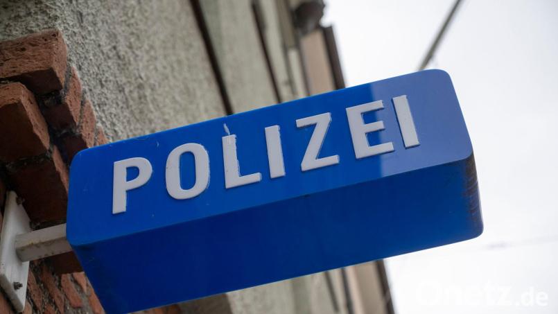 Die Polizei ermittelt und nimmt Hinweise von Zeugen entgegen. (Archivbild) Bild: Peter Kneffel/dpa