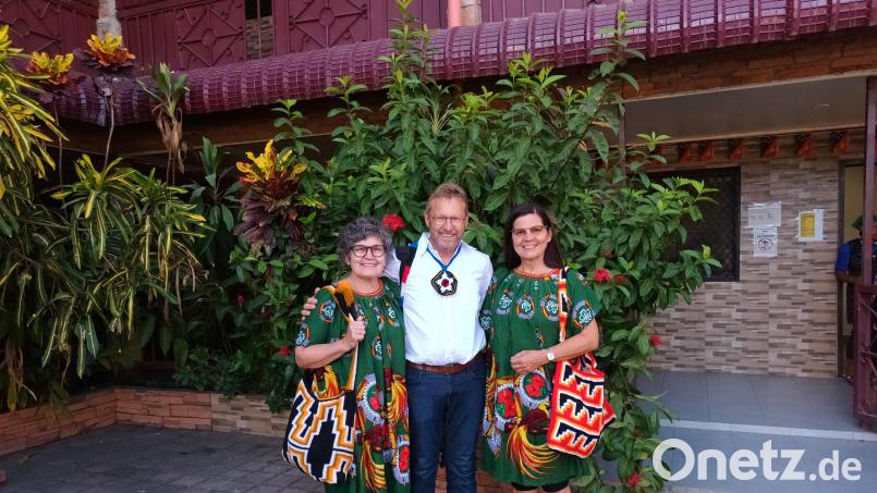 Friedrich Flierl, der Urenkel des Birgland-Missionars Johann Flierl, besuchte mit seiner Frau Veronika (links) und Gerda Stollner Papua-Neuguinea. Bild: Gerda Stollner