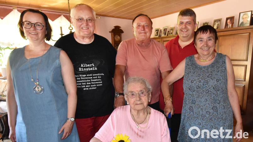 Klara Renner freute sich zu ihrem 95. Geburtstag über die Glückwünsche von (von links) Enkelin Michaela, Sohn Erich, Sohn Klaus, Bürgermeister Dieter Dehling und Tochter Gitti. Bild: Norbert Weis