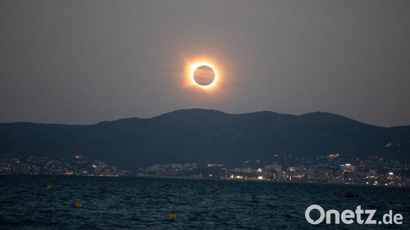 Mallorca am Mittwochabend: Die Sonne scheint hinter dem Mond während der totalen Sonnenfinsternis. Bild: Clara Margais/dpa