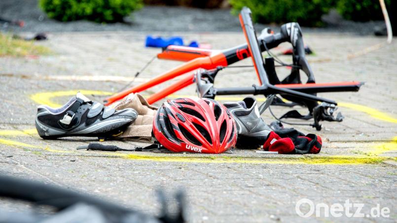 Der Radfahrer stürzte und erlitt schwere Verletzungen am Kopf und Becken. (Symbolbild) Bild: Hauke-Christian Dittrich/dpa