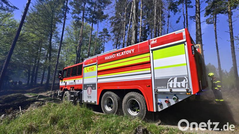Ein tschechisches Feuerwehrauto bei der Waldbrandbekämpfung. (Archivfoto) Bild: Hájek Ondøej/CTK/dpa
