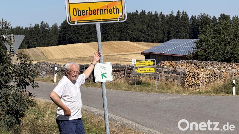 Ehrenbürger der Marktgemeinde Waldthurn, Georg Schmidbauer, wohnt seit vielen Jahrzehnten im Bergdorf Oberbernrieth. Bisher war ihm das offensichtliche Entfernungswirrwarr am sogenannten Oberbernriether Affenpass jedoch – wie vielen anderen auch – nicht aufgefallen. Bild: fvo