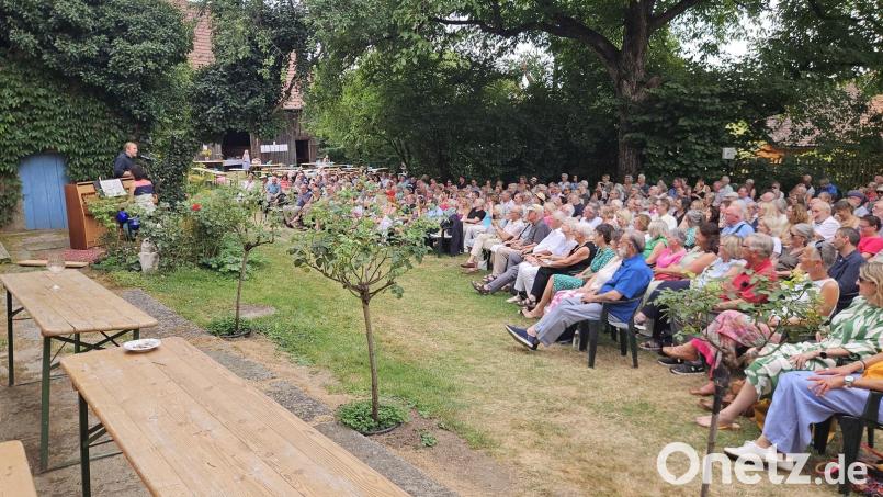Der idyllische Garten des Historischen Pfarrhofs bot auch beim letzten Konzert der 39. Wurzer Sommerkonzerte eine grandiose Kulisse. Bild: Willi Cantzler