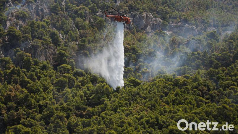 Das Feuer brach am Donnerstagnachmittag nahe dem Ferienort Siviri auf der Halbinsel Kassandra aus. Bild: Socrates Baltagiannis/dpa