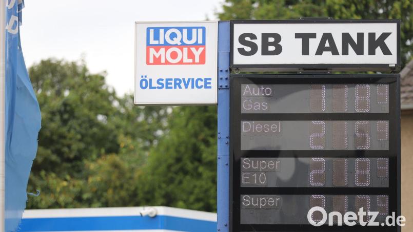 Freie Tankstellen haben nach eigenen Angaben Probleme bei der Umsetzung der 12-Uhr-Regel. (Symbolbild) Bild: Sascha Thelen/dpa