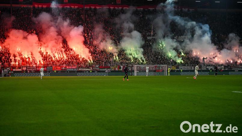 Pyrotechnik brennt beim Spiel FC Augsburg - FSV Mainz 05 im September 2024. (Archivbild) Bild: Harry Langer/dpa