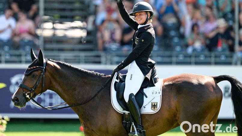 Julia Krajewski liegt mit dem deutschen Team auf Platz zwei. Bild: Uwe Anspach/dpa