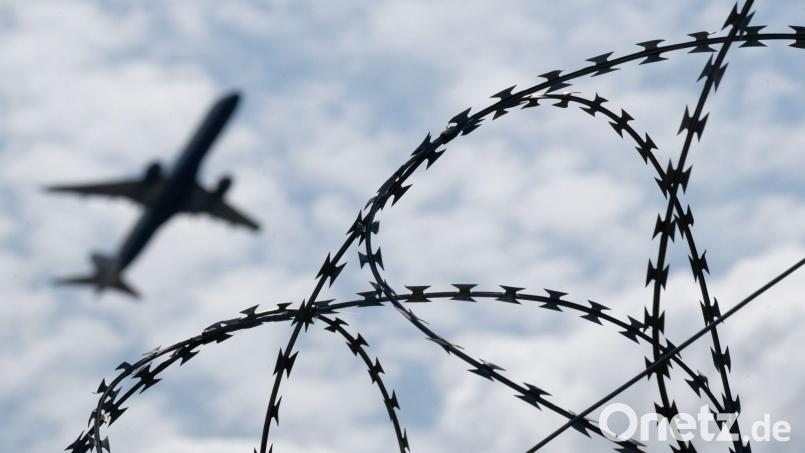 Am Mittwoch saß der verurteilte IS-Terrorist aus Tirschenreuth im Flugzeug Richtung Syrien. Der 38-Jährige kehrte nach vier Jahren in der Kreisstadt freiwillig in seine Heimat zurück. Bild: Sebastian Gollnow/dpa