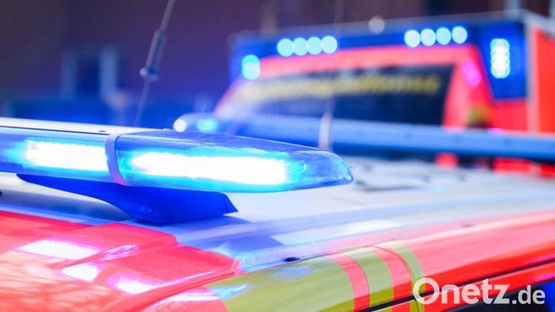 Rettungskräfte sind bei einem schweren Unfall in Oberbayern im Einsatz (Symbolbild). Bild: Julian Stratenschulte/dpa